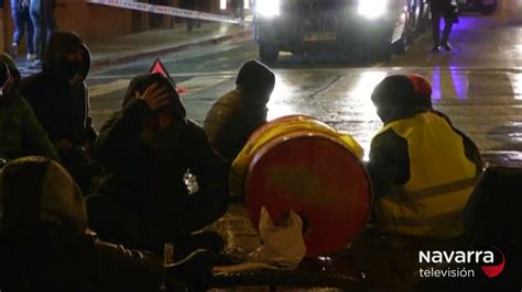 Los Defensores Del Gaztetxe Se Encadenan En Pamplona Youtube