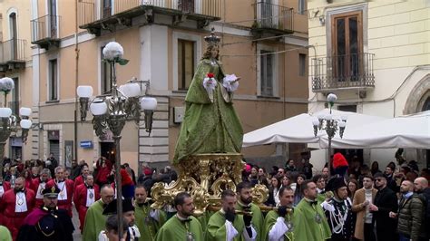 La Madonna Che Scappa In Piazza Processione Dopo La Corsa Youtube