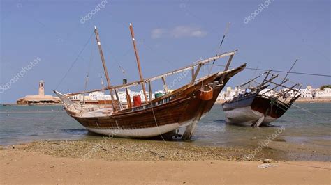 SUR OMÁN Dhows barcos tradicionales de vela y pesca en el puerto