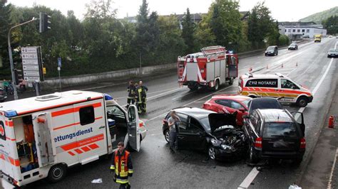 Vier Verletzte Bei Autounfall An Der Ampelkreuzung Am Einkaufszentrum