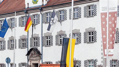 Trauerbeflaggung An Rathaus Und Schloss Tettnang Gedenkt Der Corona Toten