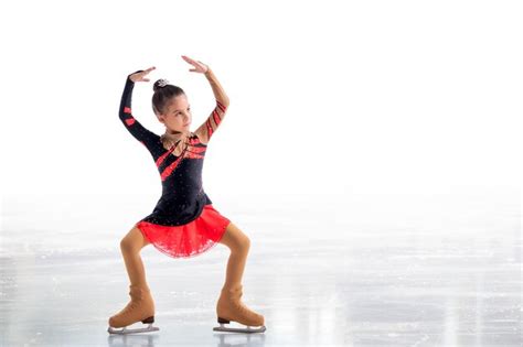 Patinadora Posando Em Um Vestido Vermelho E Preto No Gelo Isolat No