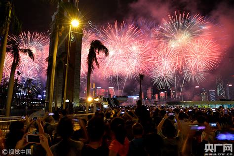 香港举行国庆节烟花汇演 庆祝祖国69周年华诞 央广网