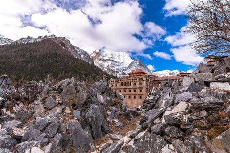 Tibetaanse Tempel Op De Sneeuwberg Met Grijze Rotsen In Yading