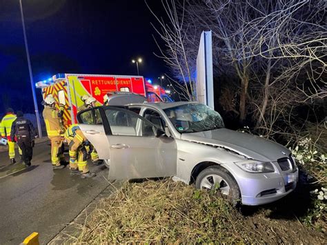 FF Bad Salzuflen BMW kracht bei Alleinunfall in Lärmschutzwand Zwei