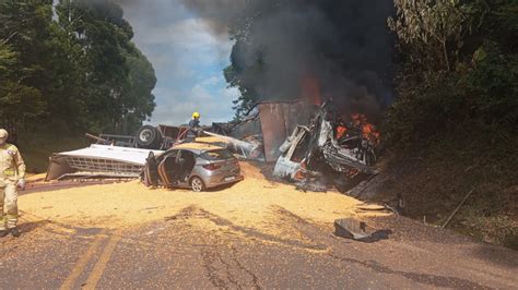 Grave acidente entre caminhões e carro deixa mortos e feridos na PR 483