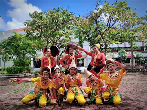 Sanggar Tari Pusdakota Ubaya Merawat Dan Melestarikan Budaya Indonesia