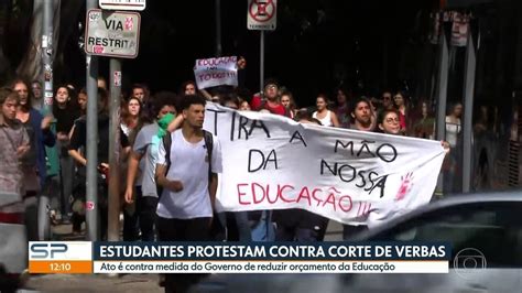 Vídeo Estudantes protestam contra corte de verbas na educação SP1 G1