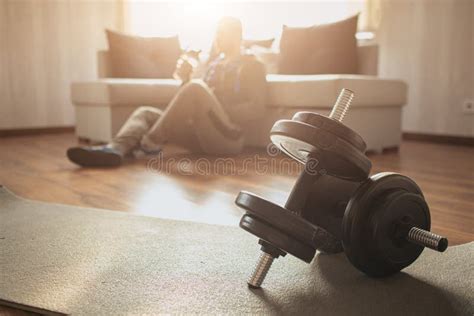 Un Joven Hombre Común Y Corriente Va a Su Casa Para Practicar Deporte