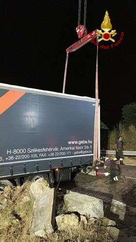 Messina Tir Sbaglia Strada E Si Trova Incastrato Tra I Tornanti Di