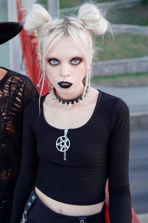 25+ Cool Goth Hairstyles That Look Great on Anyone