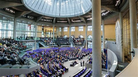 Debatte Im Bundestag Streit Ber Migration Mit Geballter Faust