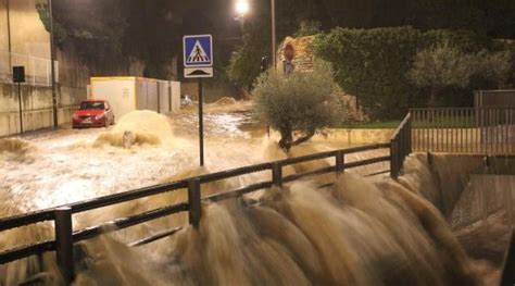 Inondations Dans Le Gard Les Images Impressionnantes De N Mes Sous