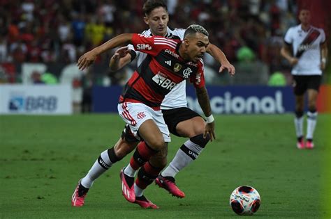 Matheuzinho tem fratura confirmada e posição vira problema para o Flamengo