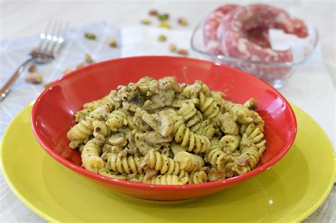 Pasta Con Salsiccia Funghi E Pesto Di Pistacchi Tuorlo Rosso