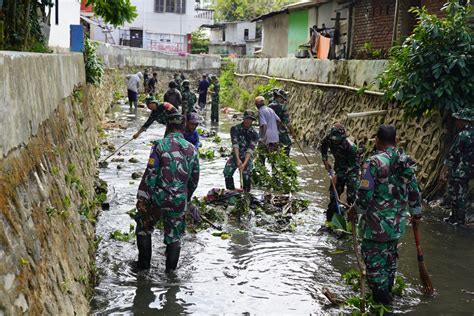 Kerahkan 300 Personel Kodim Kendari Bersihkan Aliran Sungai Sekilas