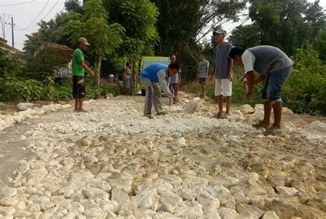 Warga Gotong Royong Perbaiki Jalan Radar Madura