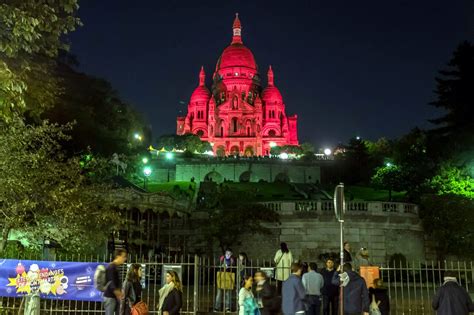 La Basilique du Sacré Coeur à Paris illuminée en rouge ce mercredi