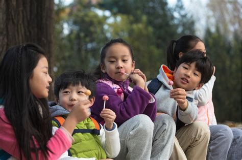 户外高清图片 可爱的男孩女孩在户外玩耍 人像图片免费下载 jpg格式 5760像素 编号39935740 千图网