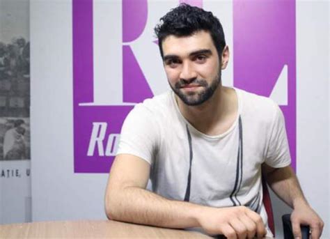 Actor român în scene de sex gay Povestea unui imigrant care se îndrăgosteşte de fiul şefului