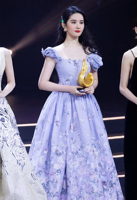 Liu Yifei Is Finally Out I Wore A Court Dress On Stage To Receive The