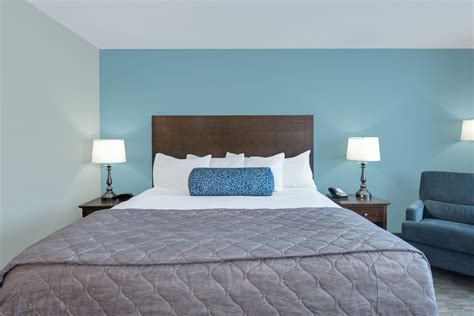 Baymont by Wyndham Minot | Minot, ND Hotels