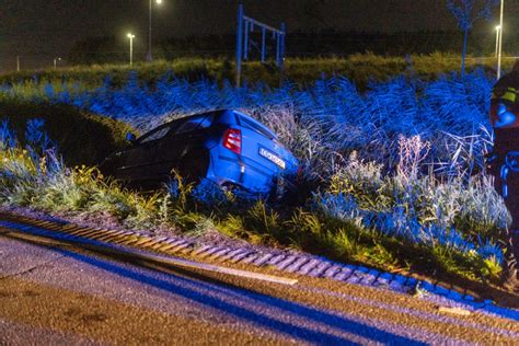 Automobilist Vliegt Uit De Bocht En Slaat Op De Vlucht Hulpdiensten