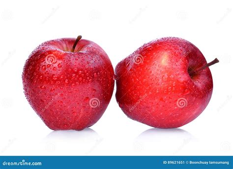 Manzanas Rojas Frescas Con El Descenso Del Agua Aislado En Blanco