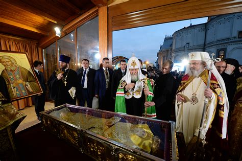 Patriarch Kirill presents a part of the relics of St. Seraphim of Sarov ...