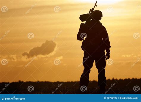 Silhouette Militaire De Soldat Avec La Mitrailleuse Image Stock Image