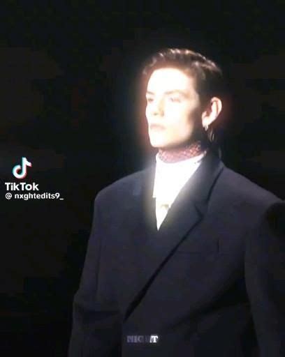 Louis partridge Video Attori hot Attori Celebrità