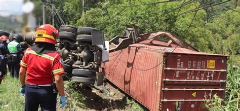 Tráiler volcó en la bajada de Villalobos