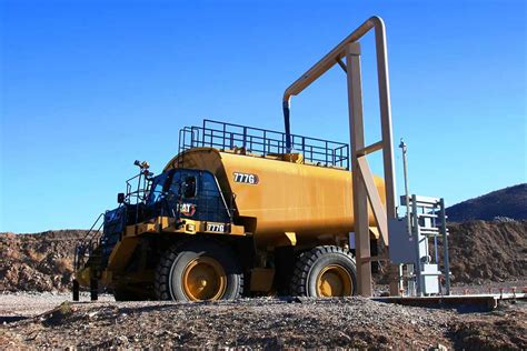 Карьерный самосвал Caterpillar переделали в поливалку с баком на 76 000 ...