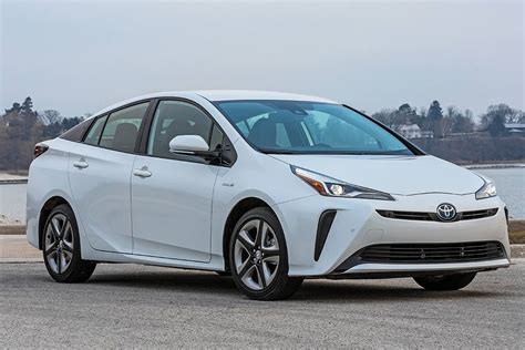 2020 Toyota Corolla Hybrid vs. 2020 Toyota Prius: What's the Difference ...