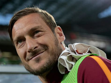 Francesco Totti Lex Capitano Della Roma Compie Anni Buon