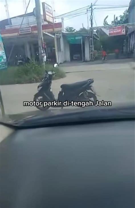 Potret Lucu Orang Parkir Motor Sembarangan Ini Bikin Ngelus Dada