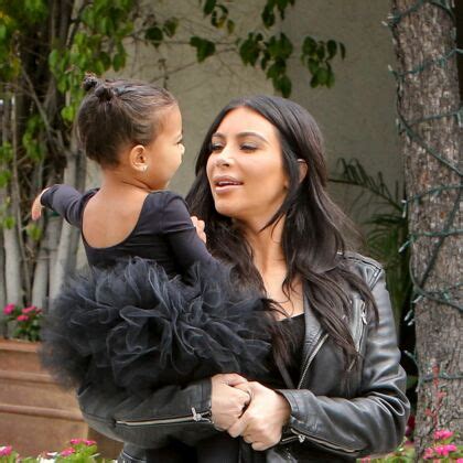 PHOTO Instant Tendresse Pour Kim Kardashian Avec Ses Deux Enfant