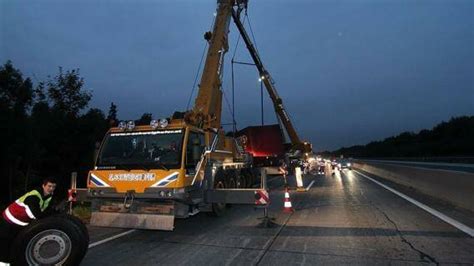 A10 Lkw Nach Unfall Mit Kran Geborgen SN At