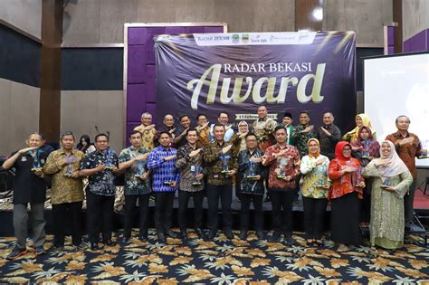 Dani Ramdan Terima Apresiasi Istimewa Pada Radar Bekasi Award