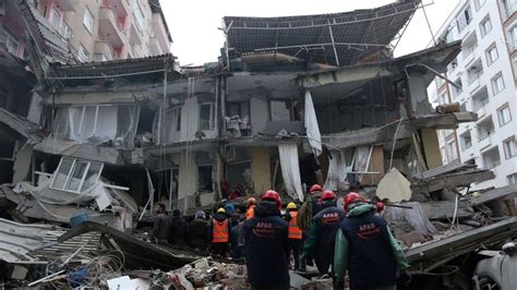 Turkey Earthquake Death Toll Rises To 21 000 Thousands Still Trapped