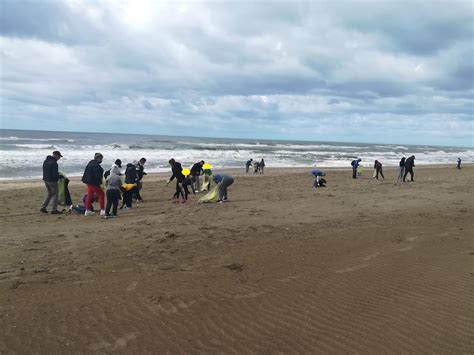 Torvaianica Volontari In Azione Per Ripulire Un Tratto Di Spiaggia Foto