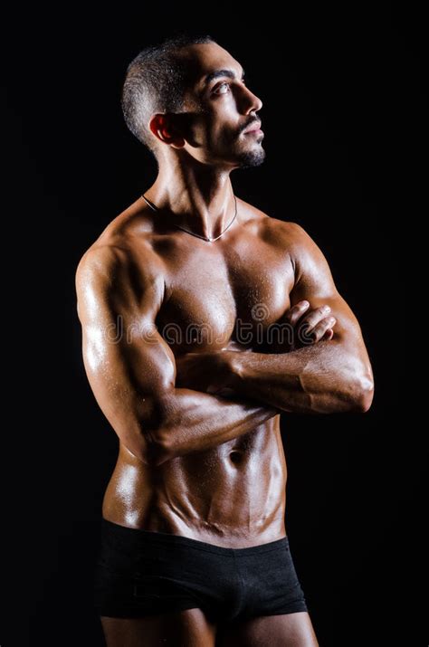 El Hombre Muscular Rasgado En Concepto De Los Deportes Foto De Archivo