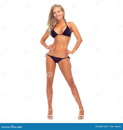 La Figure Parfaite Portrait Dune Jeune Femme Sexy Souriant En Posant En Bikini Sur Fond Blanc