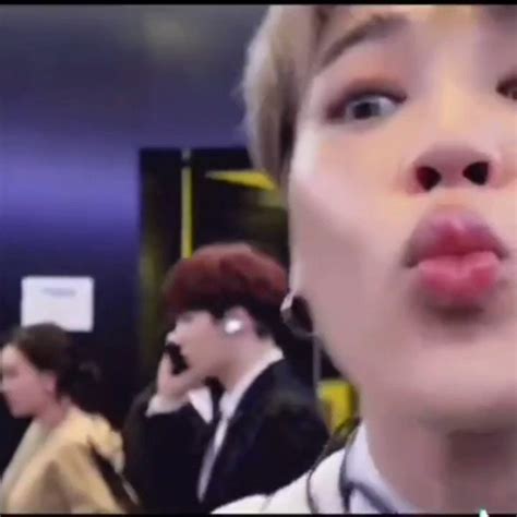 liຊ on Twitter jimin mandando un beso a la cámara justo cuando Yoongi