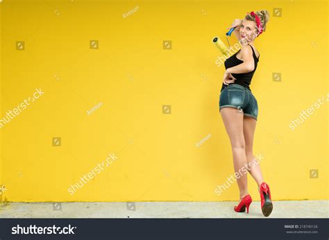 Sexy Girl Painting Wall 1 577 Images Photos De Stock Objets 3d Et Images Vectorielles