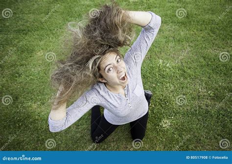 Fille blonde folle photo stock Image du beauté femelle