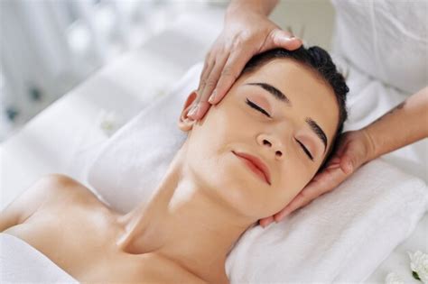 Premium Photo Facial Massage Beauty Treatment