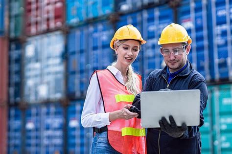 Pekerja Logistik Pasukan Kerja Lelaki Dan Wanita Dengan Kawalan