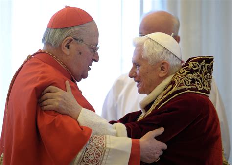 Benedetto Xvi Monda Losservatore Romano Per Compiere Il Suo Gesto