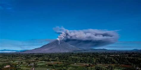 Vulkan Sinabung Auf Sumatra Spuckt Kilometerhohe Asches Ule